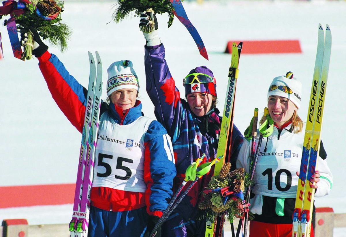 Канадійці Бедар Валентина Цербе (справа) програла усього 1,2 секунди, а білорусці Парамигіній – одну десяту. Такої щільності результатів у біатлонних гонках на Олімпіадах не було ні до того, ні після