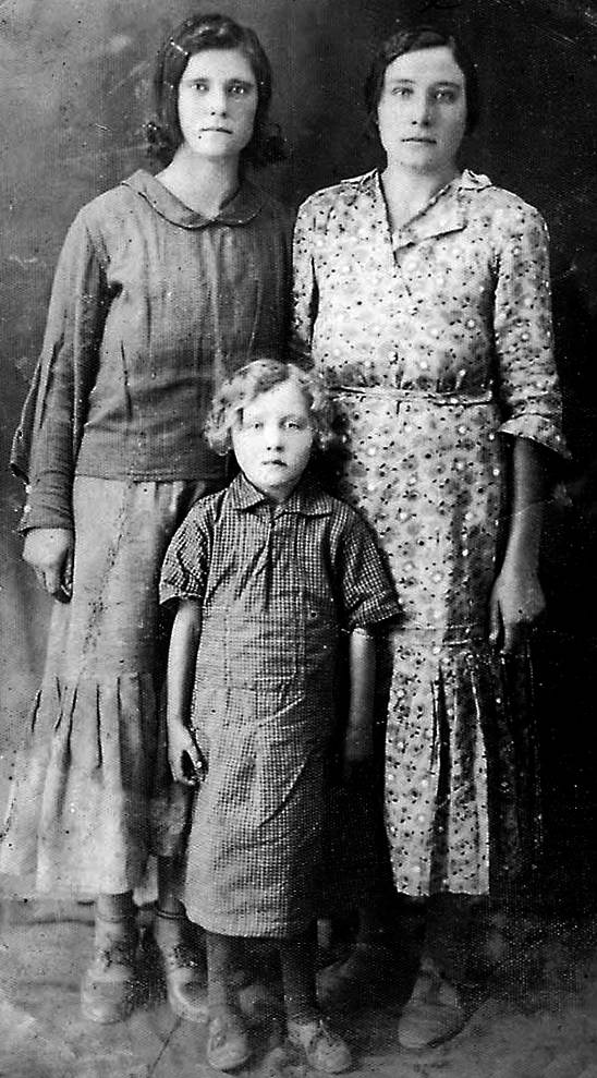 Маленька Ліда Вайнер з мамою (зліва) і тіткою