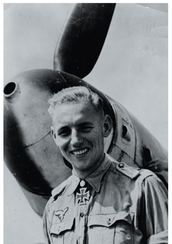 Еріх Хартманн зі своїм Bf 109 у жовтні 1943 року.