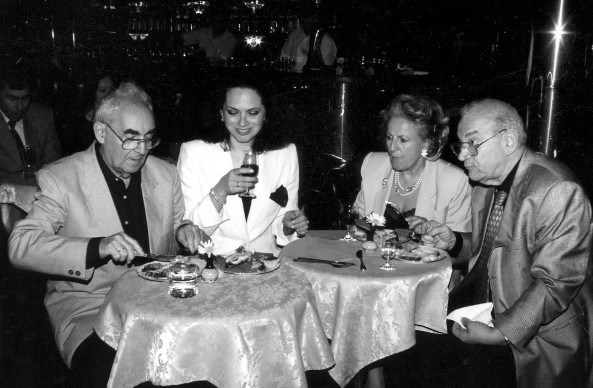 На банкеті за одним столом дві гросмейстерські пари. Зліва Марк Тайманов з дружиною, а справа Петра з Корчним.
