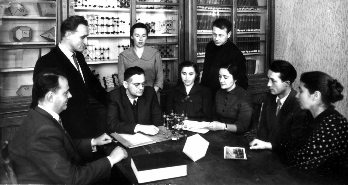 Обговорення нового структурного типу (1960-ті роки). Засновники Львівської наукової кристалохімічної школи Євген Гладишевський (другий зліва) та Петро-Богдан Крип’якевич (третій зліва).