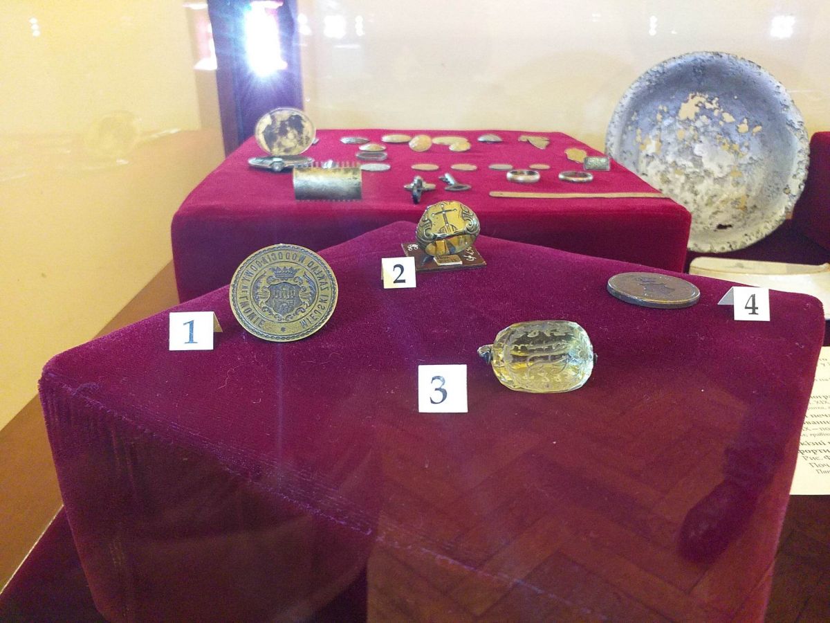 Підвіска-печатка з оніксу (№3), печатка міського водопровідного закладу (№1), перстень XVIII ст. (№2). Усе це знайшли у водах Полтви.