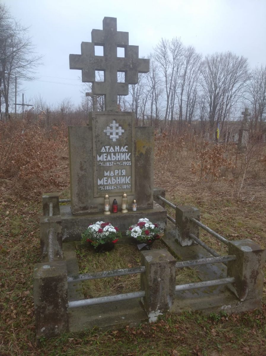 Могила батьків Андрія Мельника у Волі Якубовій.
