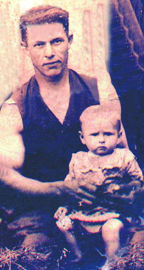 30-ті роки минулого століття. Петро Федчишин тримає на руках донечку Ганнусю, якій на той час виповнилося два роки.