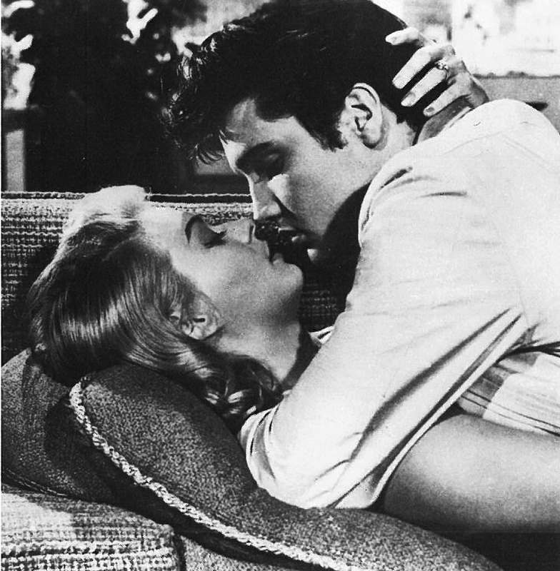 Елвіс Преслі з Деборою Пейджет у своєму першому фільмі «Кохай мене ніжніше». Жінки ридма ридали, зачувши з екрана слова однойменної пісні.