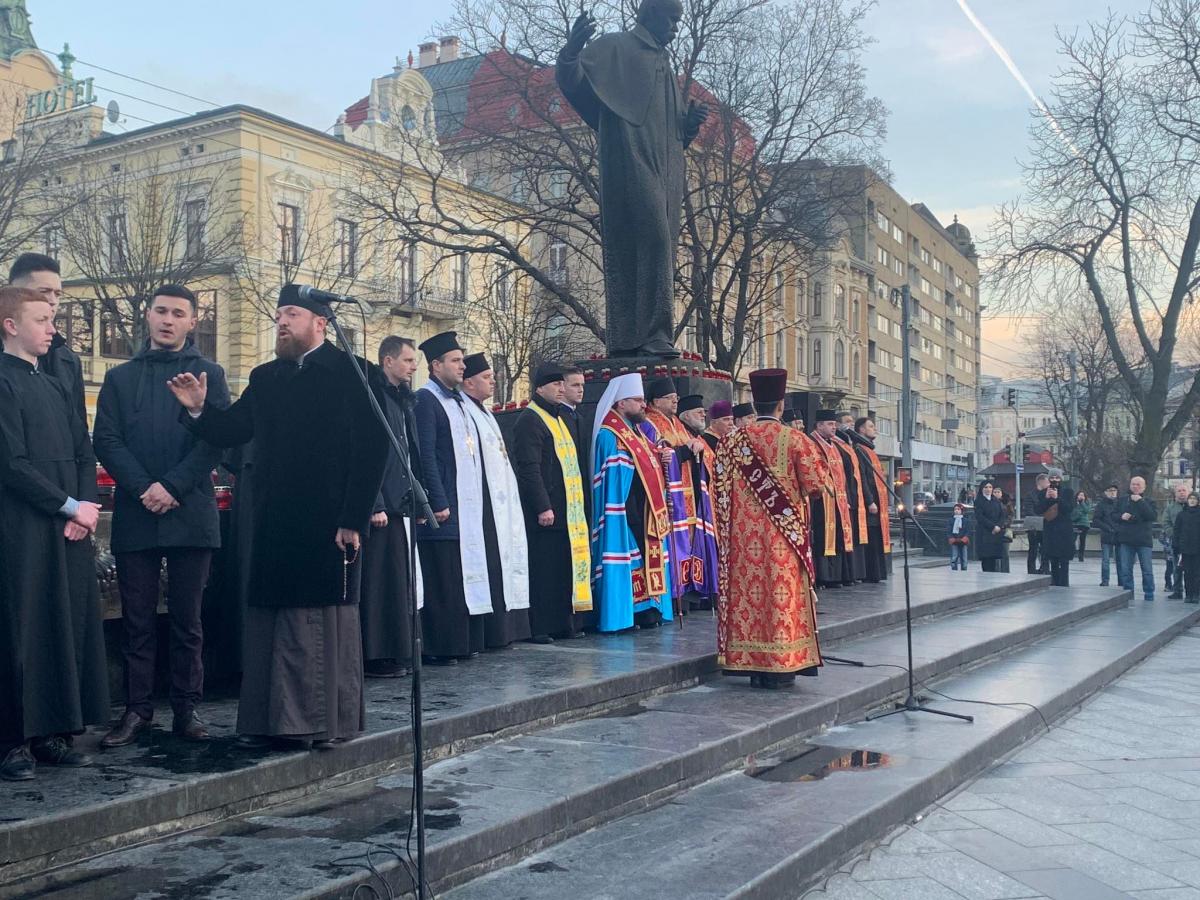 У Львові запаленою свічкою вшанували жертв голодоморів та політичних репресій. Фото автора