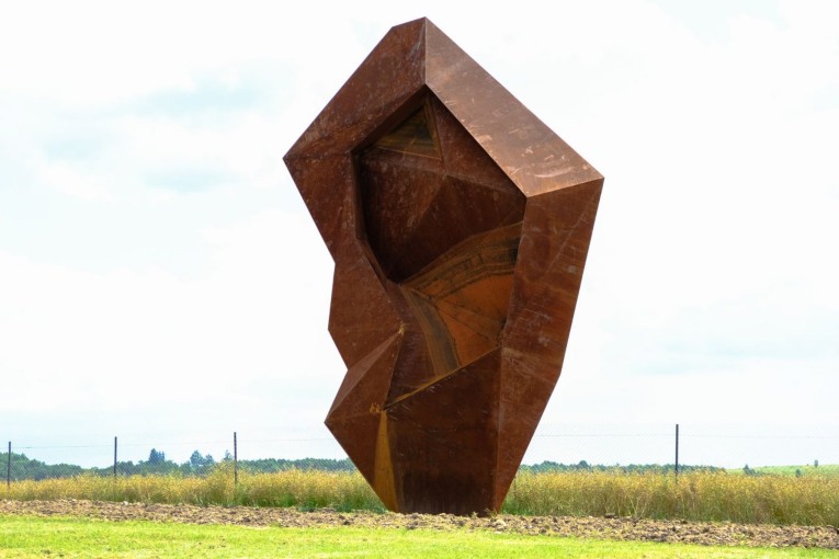 Скульптура «Вухо» Олексія Золотарьова. Художник акцентує увагу на потребі прислухатися до світу, який перебуває на стадії фізичної вiйни, емоційного вибyху, бeзжального поглинання