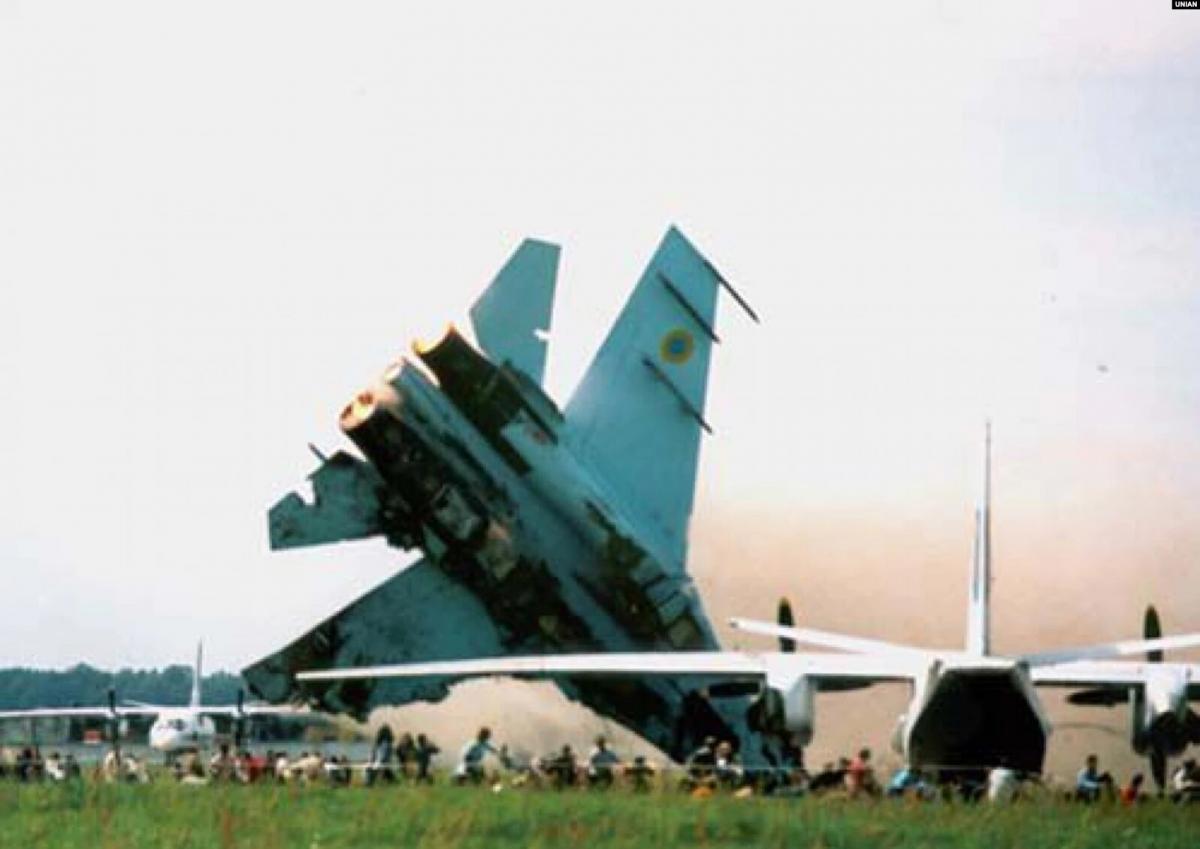 Момент, коли Су-27 врізається «носом» у заповнене глядачами льотне поле