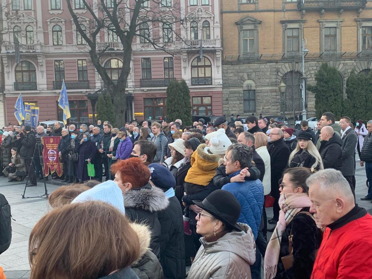 У Львові запаленою свічкою вшанували жертв голодоморів та політичних репресій. Фото автора