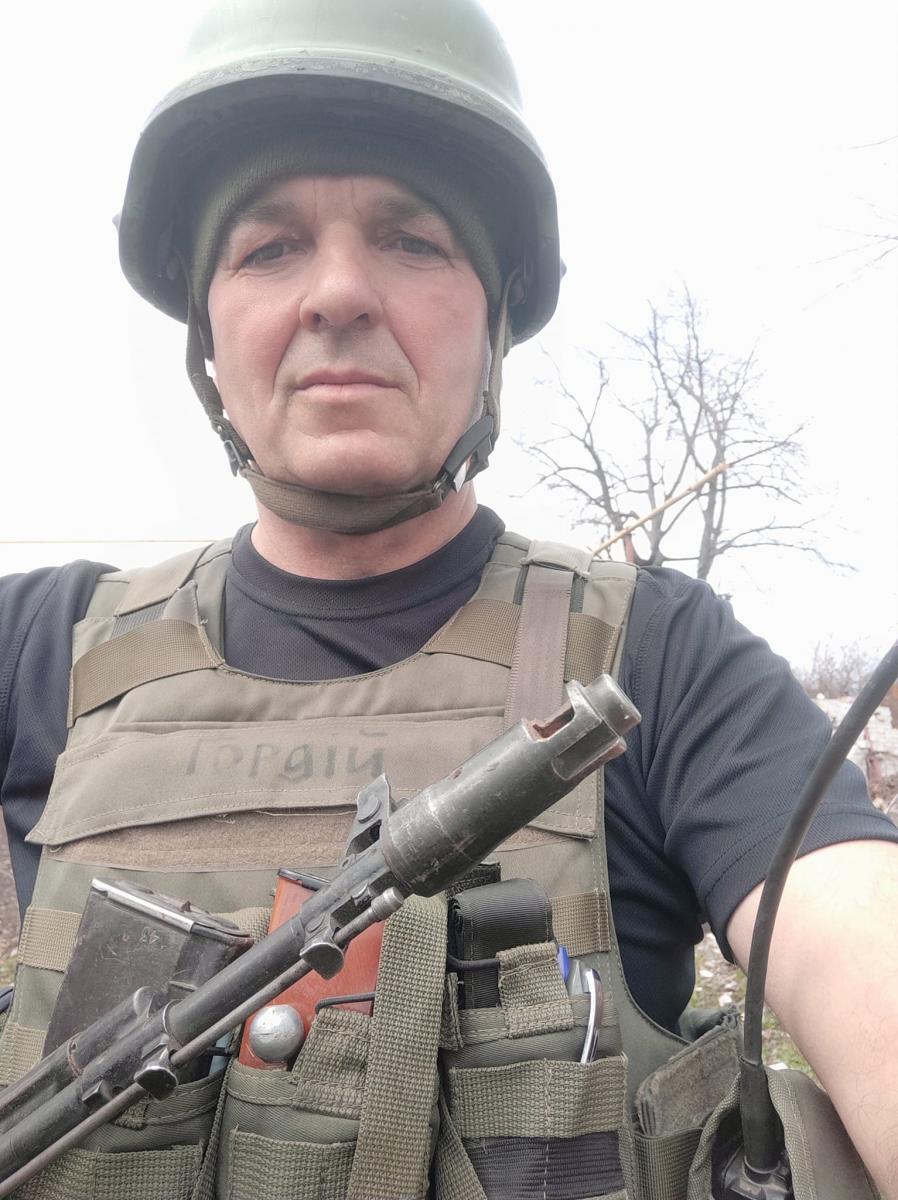 Степан Буняк має військовий досвід. У вересні 2014 року був мобілізований до Збройних Сил України (командир 2-­ї мотопіхотної роти 3-­го окремого мотопіхотного батальйону 24-­ї окремої механізованої бригади). Фото з Фейсбуку Степана Буняка. 
