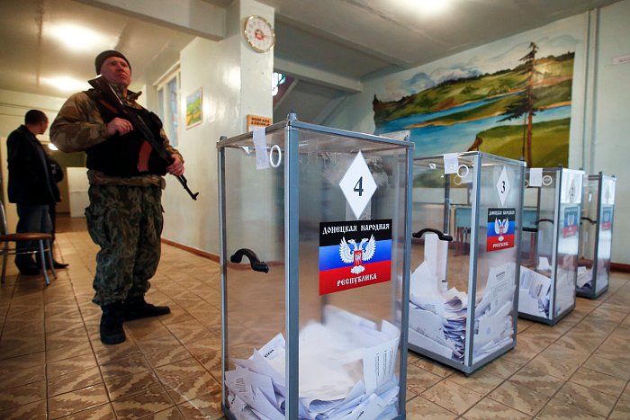 Ось у такій обстановці відбувався псевдореферендум про «незалежність Донбасу» у 2014 році. Цього разу, на думку аналітиків, картина повториться… Фото «Радіо Свобода»