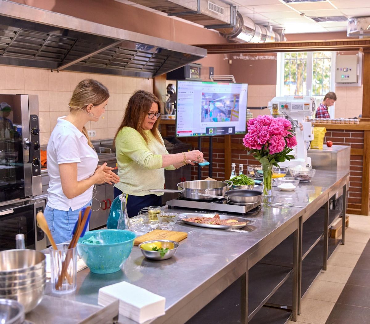 У центрі професійної освіти імені святого Івана Боско зіркова Рейчел Рей провела для дітей кулінарний майстер-клас.