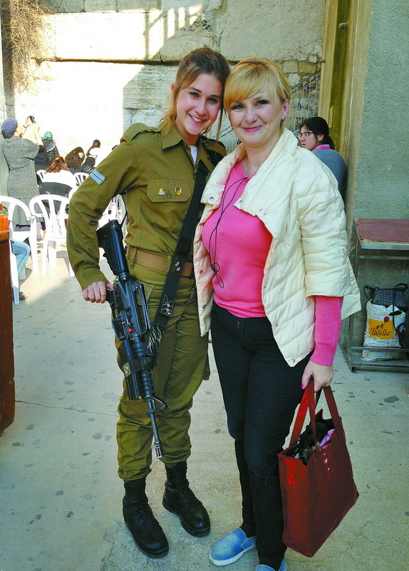 Дівчина у солдатській формі з автоматом у руках – картина звична для Ізраїлю. А українські туристи стають до знимки з симпатичними солдатками.