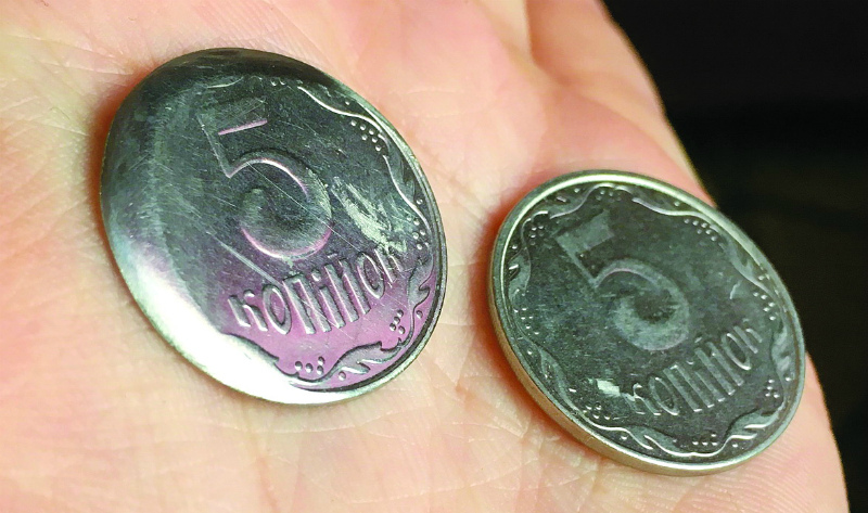 зліва- заточена монета, справа - звичайна: відчуйте різницю