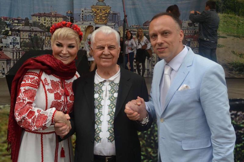 Перший Президент України Леонід Кравчук разом з Марією Максаковою та Максимом Тимошенком