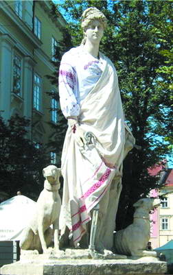Так традиційно у Львові одягають скульптури на площі Ринок. Фото з архіву «ВЗ»