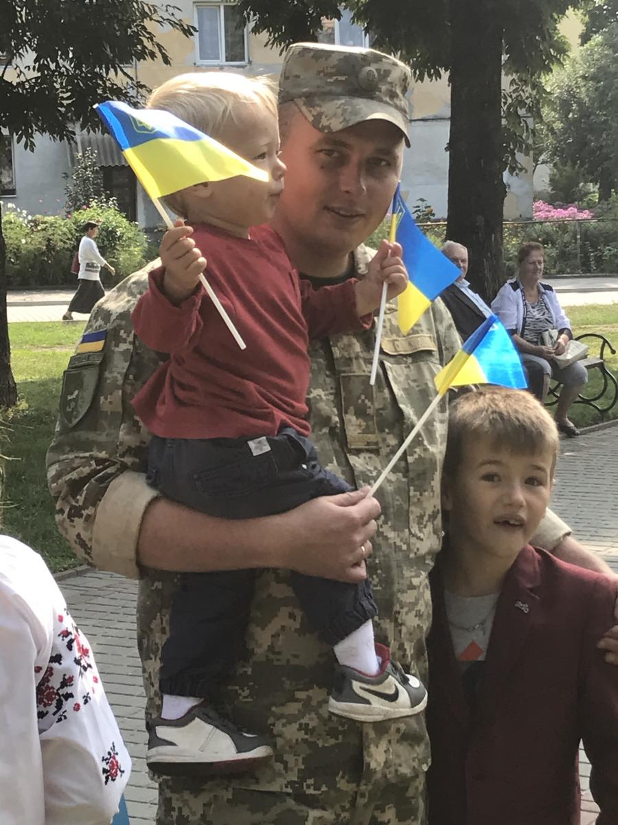 Офіцера 24-ї бригади Юрія Василіва зустрічали сини Юрій та Павло. Фото авторки