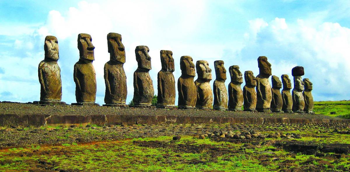 Більшість 20-метрових кам’яних моаї встановлені між 1100 і 1400 роками. ЮНЕСКО проголосила острів Пасхи об’єктом Всесвітньої спадщини.