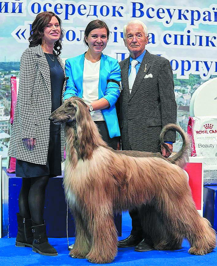 Ставний переможець – афганський хорт. А також (зліва направо) керівник міського осередку «ЛВ Фортуна» Євгенія Стецко, власниця собаки Катерина Коломієць із Одеси та міжнародний суддя Ервін Дойчер (Австрія).