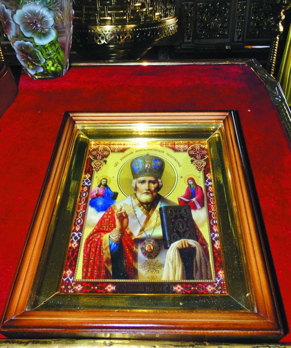 До образа святого Миколая, який замироточив, їдуть з усієї України. Фото авторки