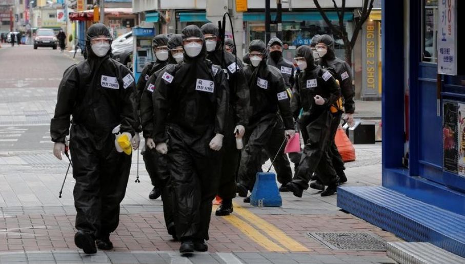 Південнокорейські військові дезінфікують будівлі у Сеулі. Фото Reuters 