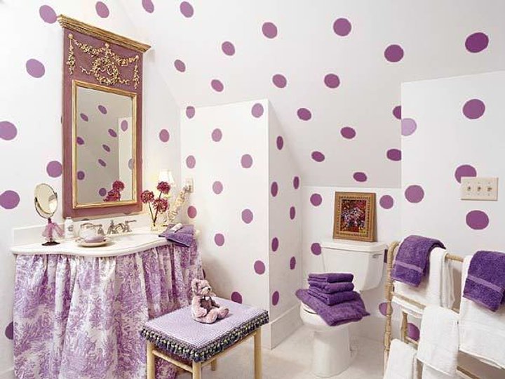 Поєднання білого та фіолетового у ванній видається свіжим варіантом