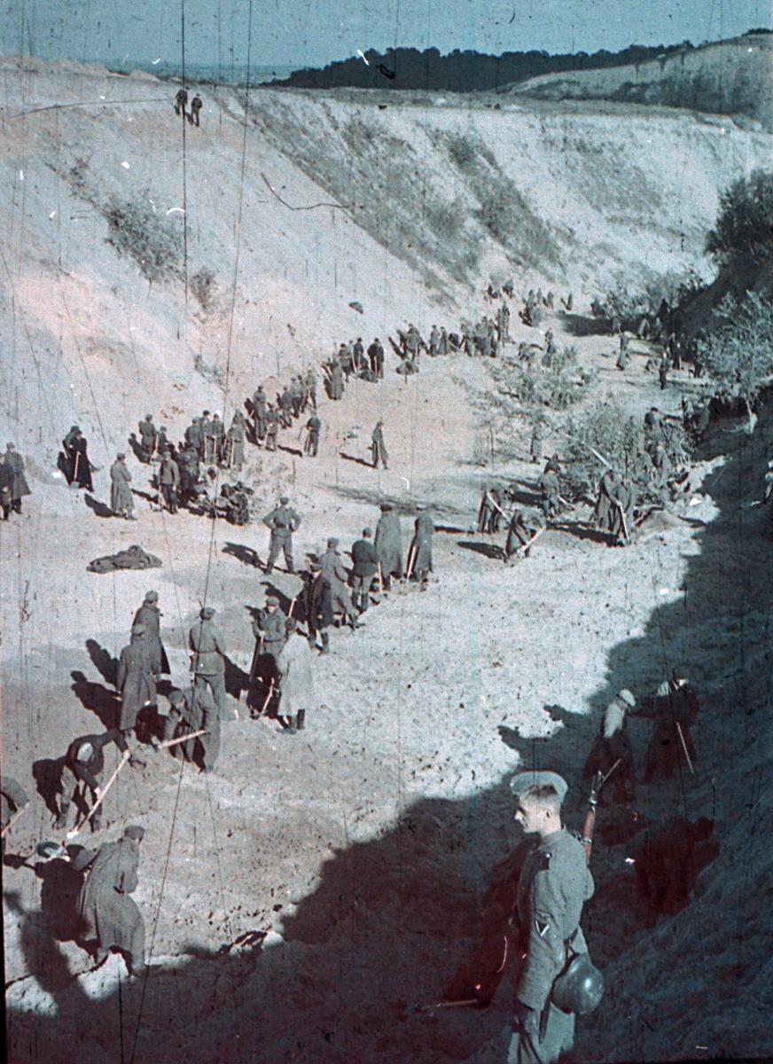 Військовополонені закопують тіла розстріляних у Бабиному Яру, 1 жовтня 1941 року / Фото: old.uinp.gov.ua