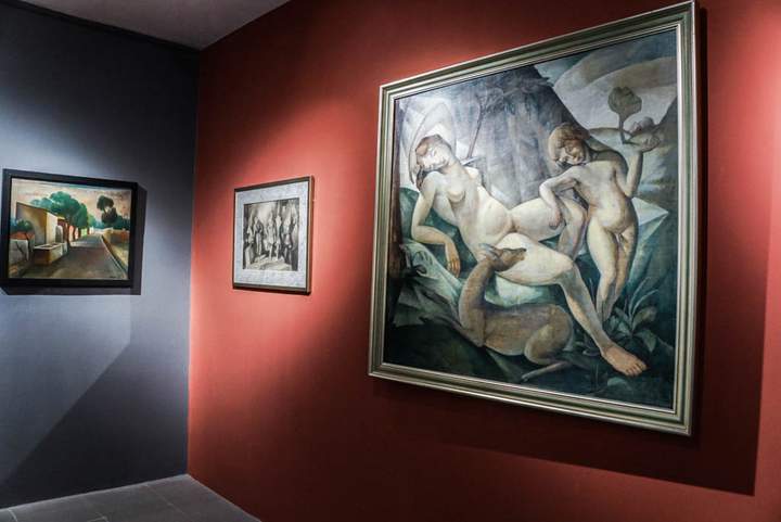 У одному зі семи виставкових залів презентують модерні картини. Фото zaxid.net