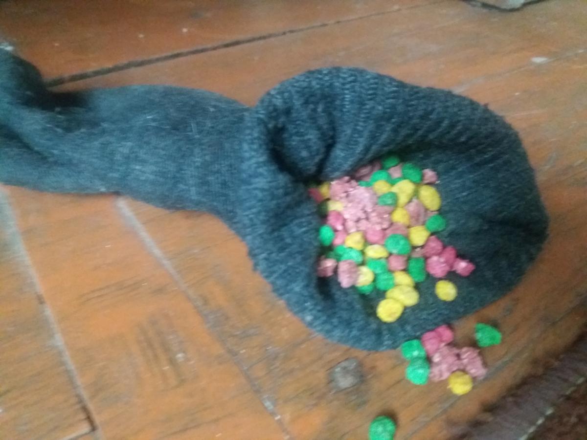 Та сама шкарпетка і ті самі “цукати” для мишей... Фото автора