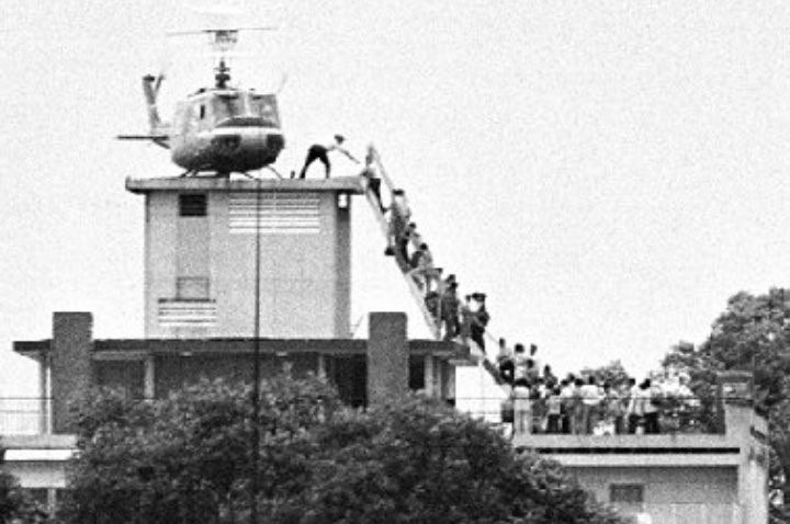 На фото з Twitter: 1975 рік, В'єтнам, Сайгон. Евакуація з даху готелю, розташованого біля американської амбасади.
