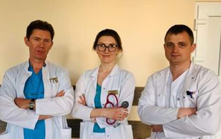 Судинний хірург Андрій Кіхтяк (зліва направо), анестезіолог Ірина Бурбела і лікар Віктор Палій 
