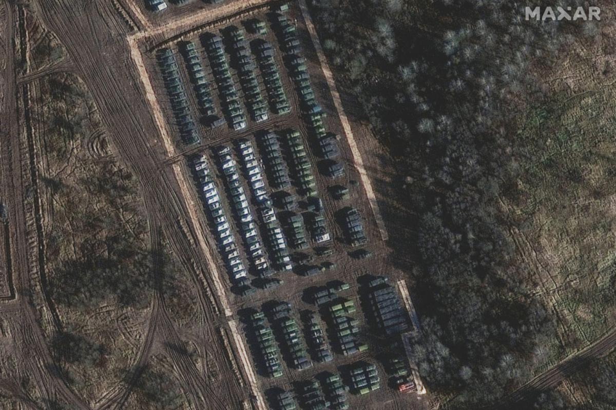 На знімках зі супутника видно, як російські війська стягують потужності до кордону. Фото: Politico