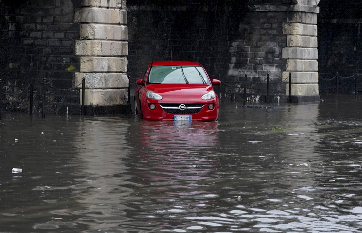 У Сицилії повністю затоплені вулиці. Фото ВВС 