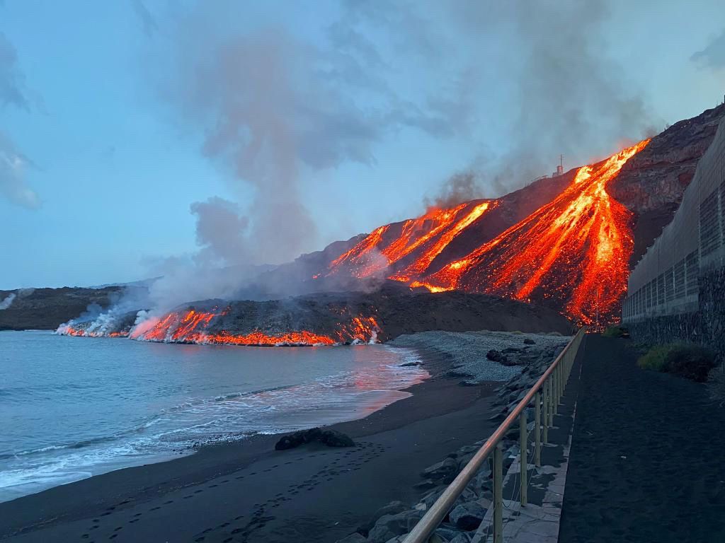 На іспанському острові Ла-Пальма (Канари) вулканічна лава покрила вже понад тисячу гектарів. Фото Reuters.