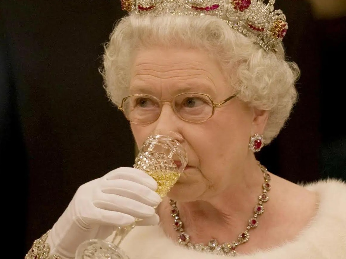 95-річна королева Єлизавета ІІ, хоч і обмежила споживання вина, дозволяє собі келих за вечерею. Фото independent.co.uk.