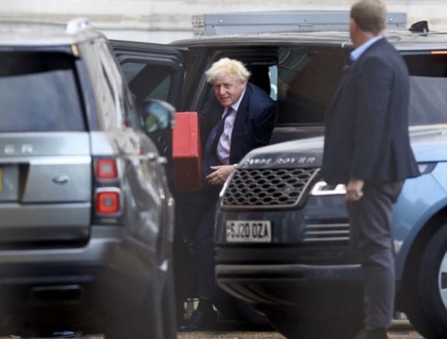 Борис Джонсон прибув до резиденції з червоною валізкою. Фото SkyNews