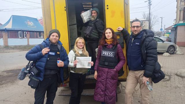 Журналісти та волонтери, які допомогли доставити газету в Бахмут
