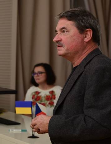 Професор славістики Зденек Пехал під час виступу на прем'єрі.