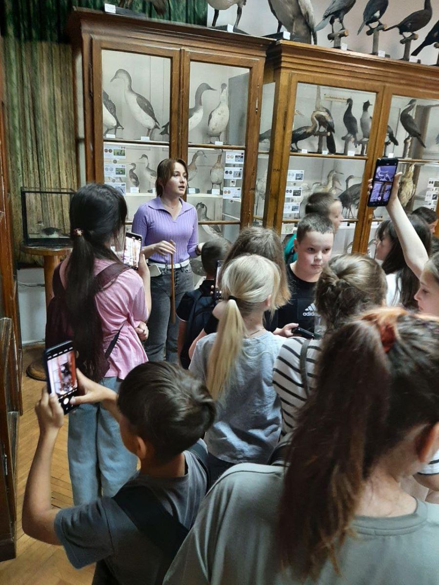 Софія Питель-Гута веде екскурсію в день "Музей на дотик".