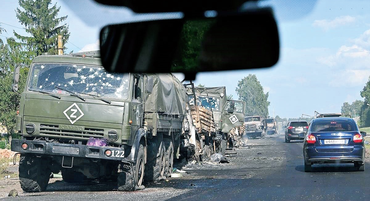 Колона російської техніки, яку українські десантники знищили на ворожій території.