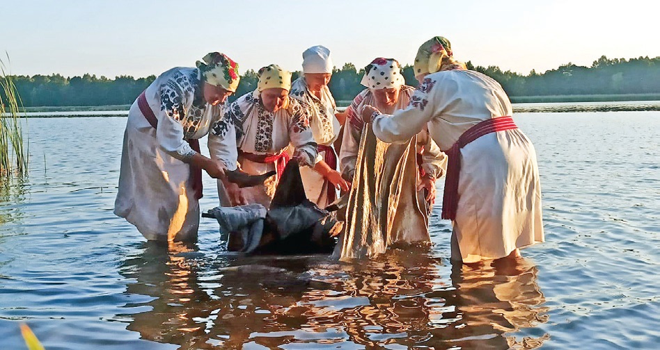 Прання на озері.