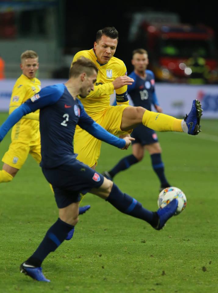 На фото: Капітан української команди Євген Коноплянка гол словакам забив. Але цього виявилося замало…