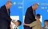 Президент Туреччини ляснув дитину по обличчю (ВІДЕО)
