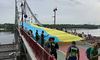 «Україна єдина»: у Києві два береги символічно об'єднали 430-метровим прапором (фото)
