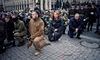 На Майдані Незалежності люди на колінах прощаються з Да Вінчі (ФОТО)