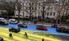 Біля посольства рф у Лондоні розмалювали вулицю синьо-жовтими кольорами