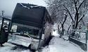 На Закарпатті через снігопад туристичний автобус потрапив в ДТП