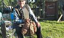 90-літній дідусь плете постоли
