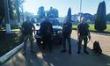 Прикордонники Мукачівського загону зупинили поблизу кордону 6 чоловіків, один із яких виявився організатором незаконного переправлення
