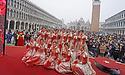 На Венеційському карнавалі - десятки тисяч туристів